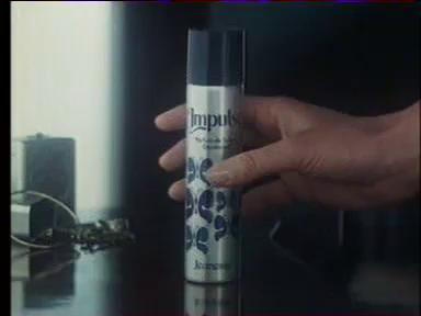 Un inconnu vous offre des fleurs